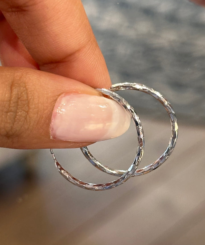 Basis | Gerhodineerd zilveren oorringen met een ronde gediamanteerde buis en een scharnier-sluiting