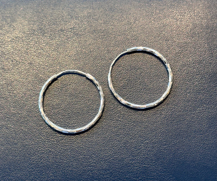 Basis | Gerhodineerd zilveren oorringen met een ronde gediamanteerde buis en een scharnier-sluiting