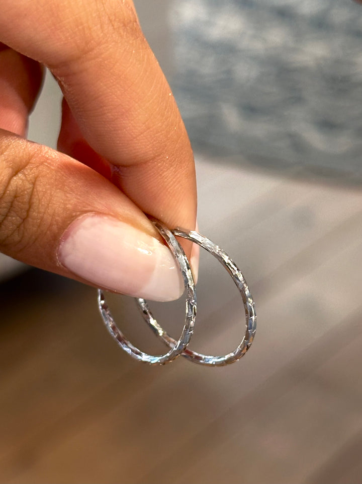 Basis | Gerhodineerd zilveren oorringen met een ronde gediamanteerde buis en een scharnier-sluiting