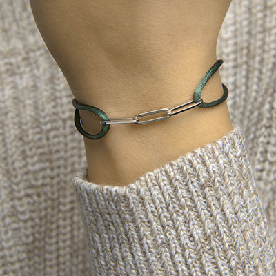 Basis | Groen gevlochten armband uitgevoerd met gerhodineerd 925 zilveren schakels met een breedte van 5mm