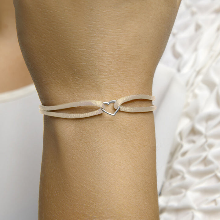 Basis | Ivoor gevlochten armband uitgevoerd met een gerhodineerd 925 zilveren hartje