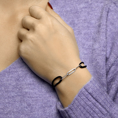 Basis | Zwart gevlochten armband uitgevoerd met gerhodineerd 925 zilveren schakels met een breedte 5mm