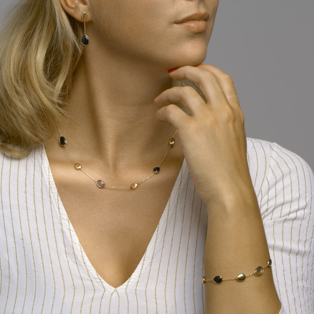 Basis | 14k Geelgouden armband uitgevoerd met schitterend zwart rutiel en onyx