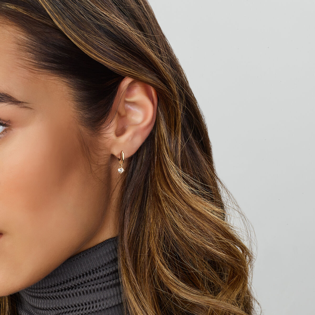 Basis | 14k Geelgouden klapoorringen uitgevoerd met een schitterende zirkonia