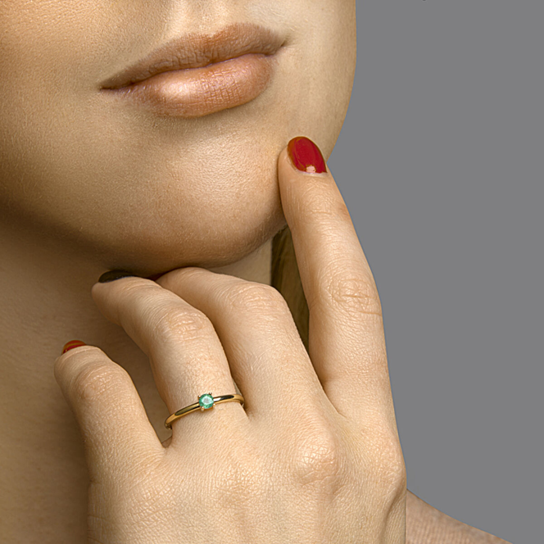 Basis | 14k Geelgouden ring uitgevoerd met een schitterende smaragd