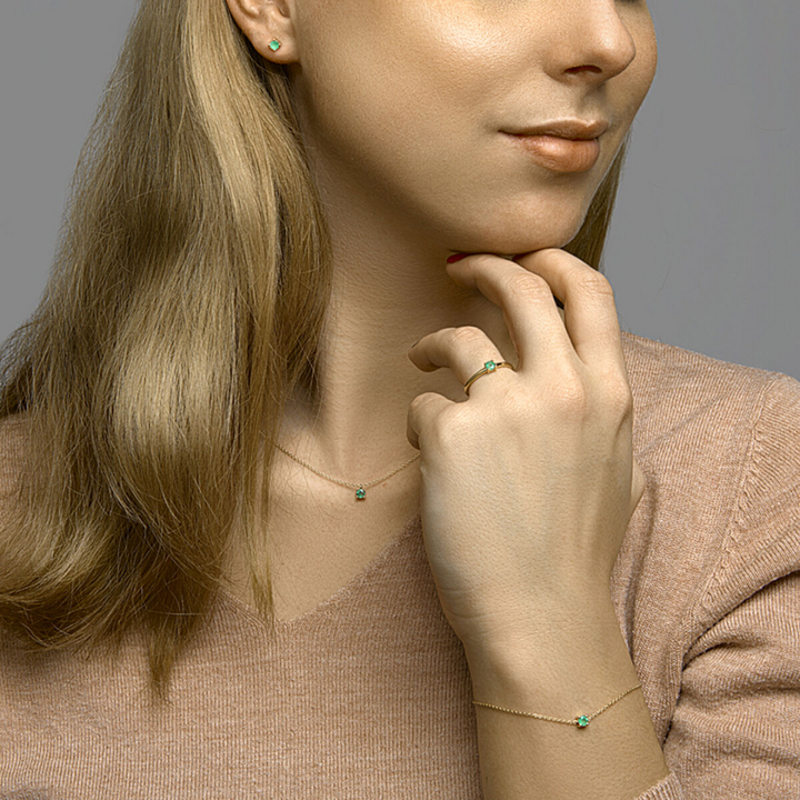 Basis | 14k Geelgouden ring uitgevoerd met een schitterende smaragd