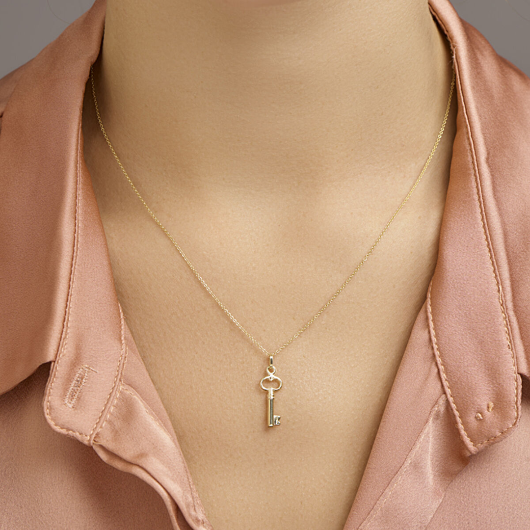 Basis | Geelgouden hanger met een sleutel