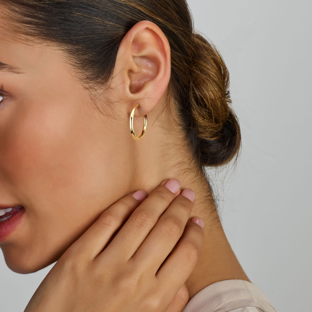 Basis | Geelgouden oorringen met een ronde buis en een hefboom-sluiting