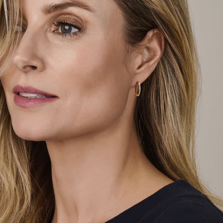 Basis | Geelgouden oorringen met een ronde buis en een scharnier-sluiting