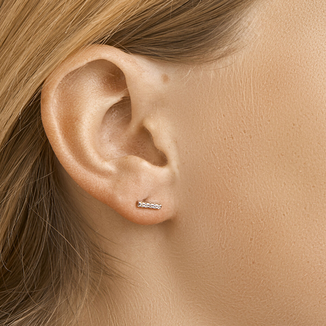 Basis | Gerhodineerd zilveren oorknoppen met een balkje en zirkonia