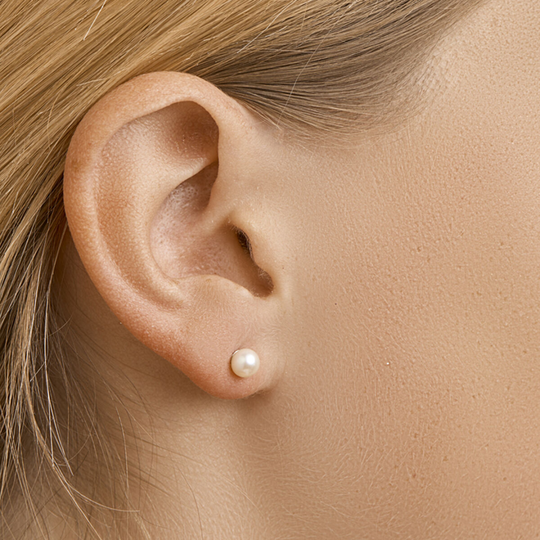 Basis | Gerhodineerd zilveren oorknoppen met een zoetwaterparel
