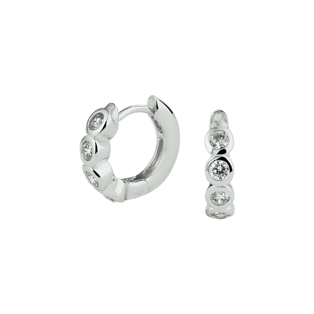 Basis | Gerhodineerd zilveren oorringen uitgevoerd met een luxe rijzetting van briljant geslepen zirkonia en stevige scharnier sluiting
