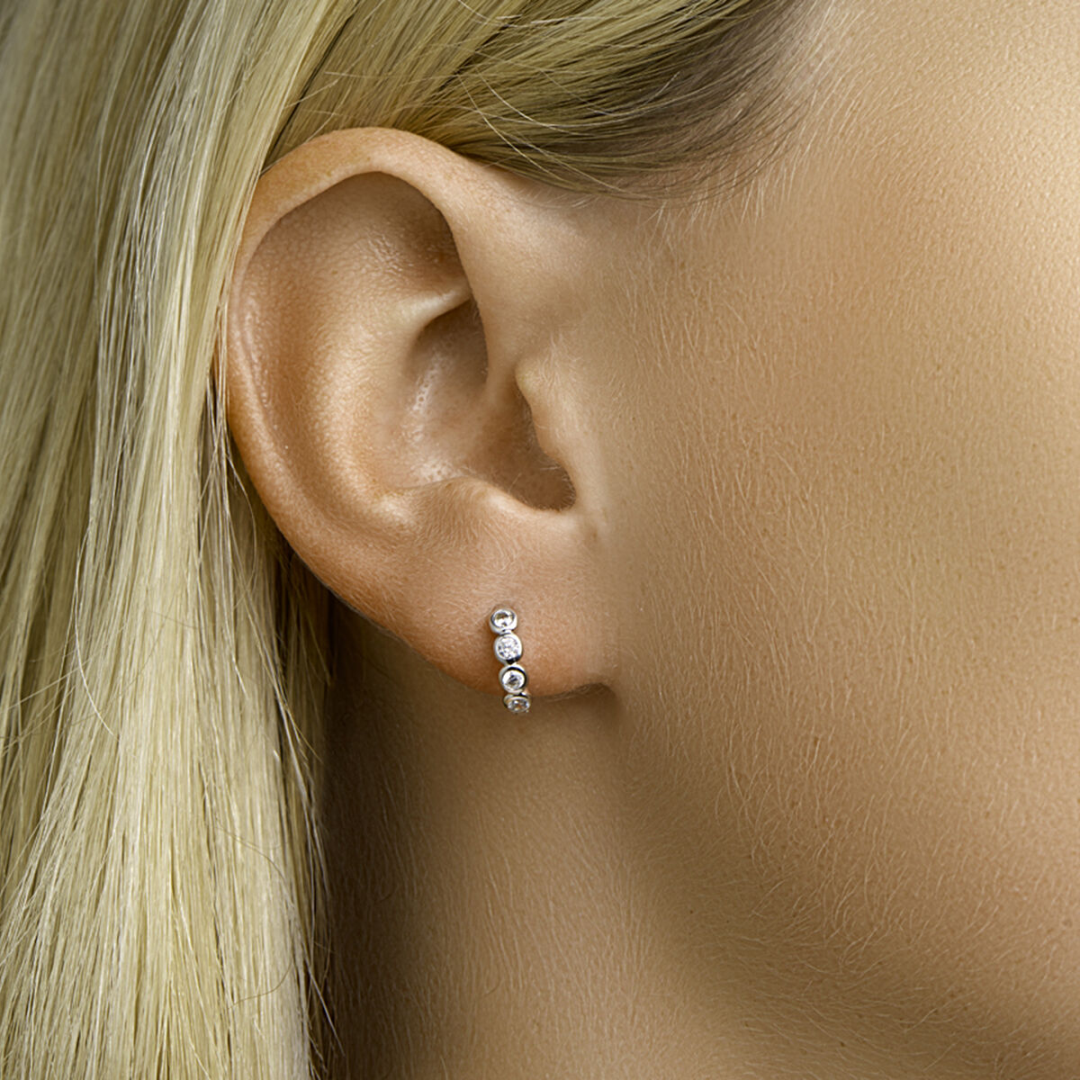 Basis | Gerhodineerd zilveren oorringen uitgevoerd met een luxe rijzetting van briljant geslepen zirkonia en stevige scharnier sluiting