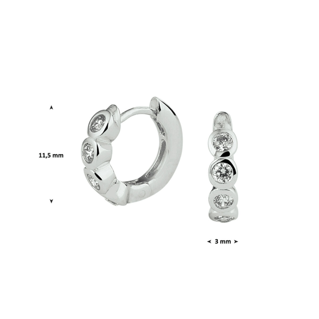 Basis | Gerhodineerd zilveren oorringen uitgevoerd met een luxe rijzetting van briljant geslepen zirkonia en stevige scharnier sluiting