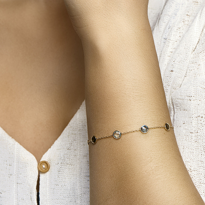 Basis | Stijlvolle 14k geelgouden anker armband uitgevoerd met poli afwerkte rondjes en een combinatie van blauw topaas en London Blue topaas stenen