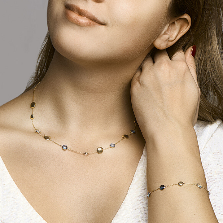 Basis | Stijlvolle 14k geelgouden anker armband uitgevoerd met poli afwerkte rondjes en een combinatie van blauw topaas en London Blue topaas stenen