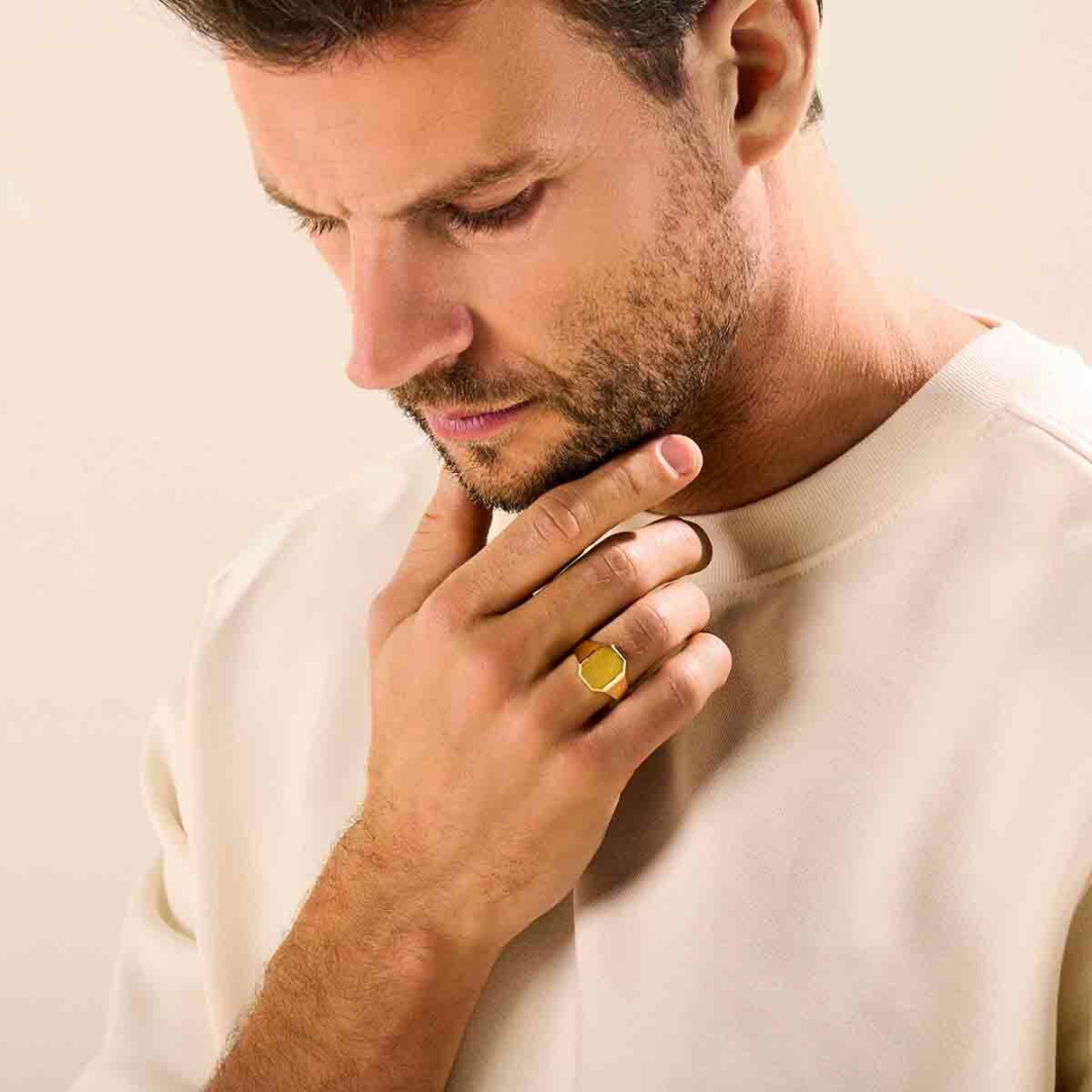 Basis | Stijlvolle geelgouden massieve graveerring met een afmeting van 16mm