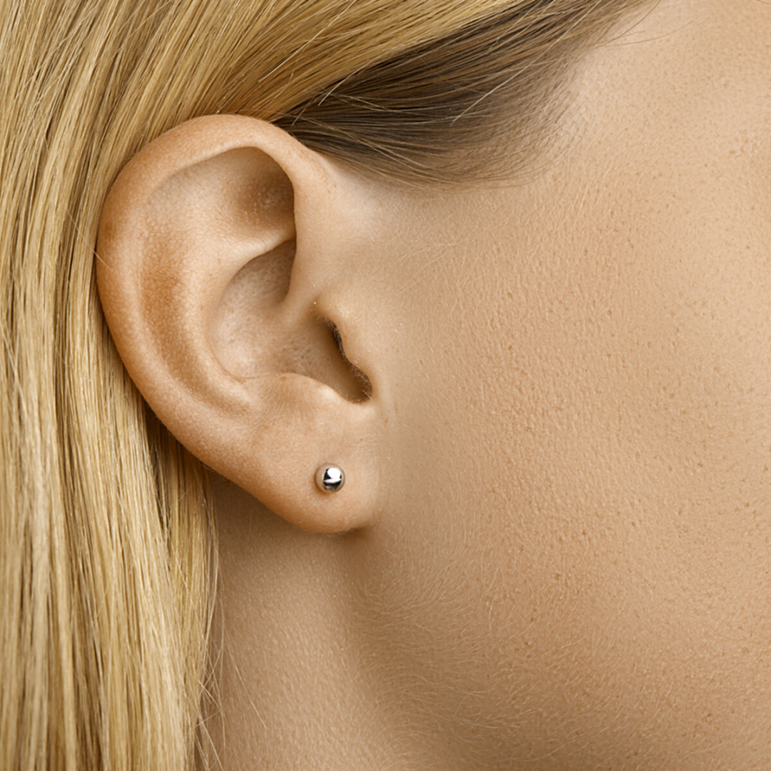 Basis | Witgouden oorknoppen met een bol en uitgevoerd met een stevige poussette sluiting