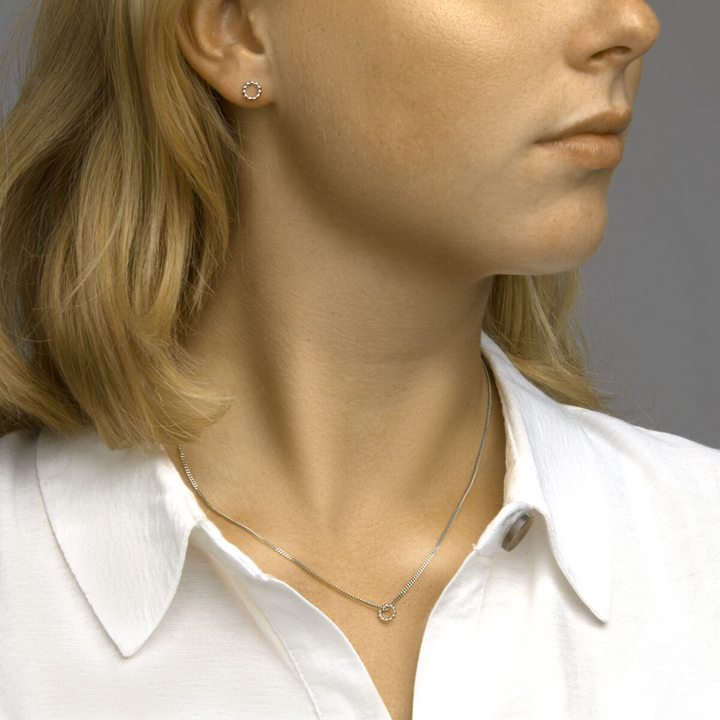 Basis | Zilveren oorknoppen uitgevoerd met bolletjes