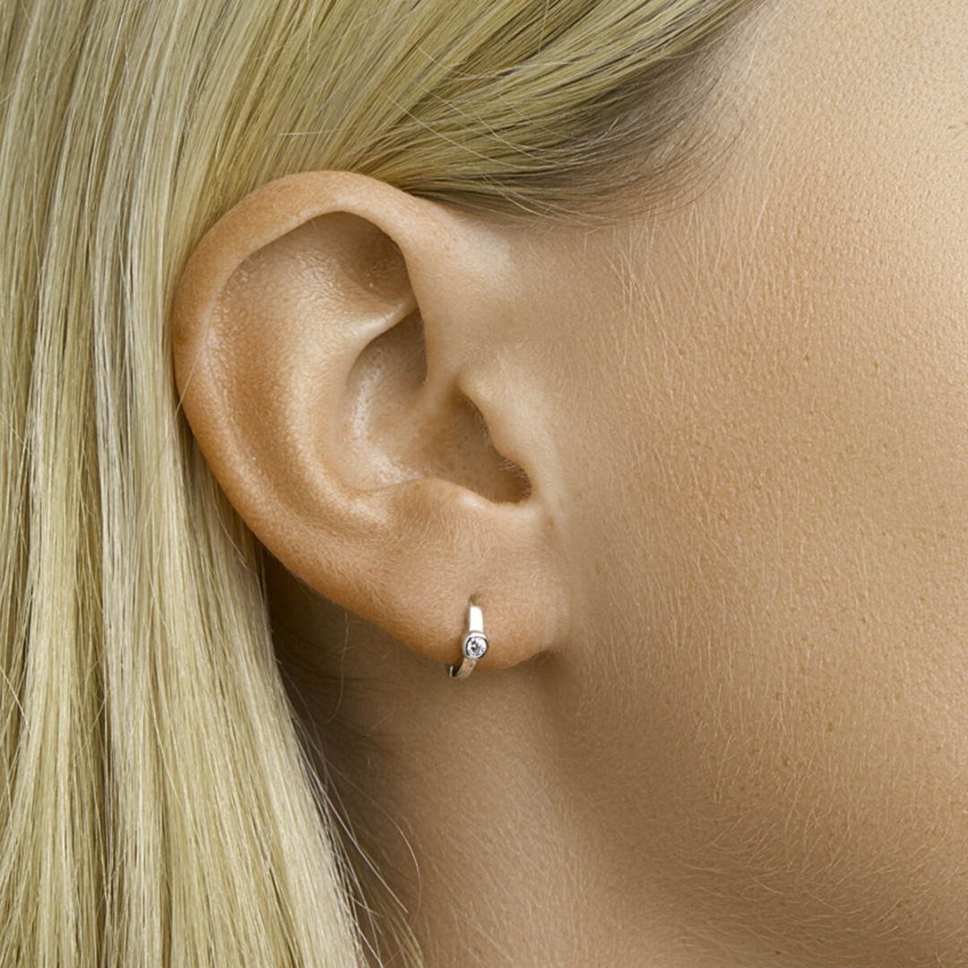 Basis | Zilveren oorringen met scharnier uitgevoerd met een heldere zirkonia