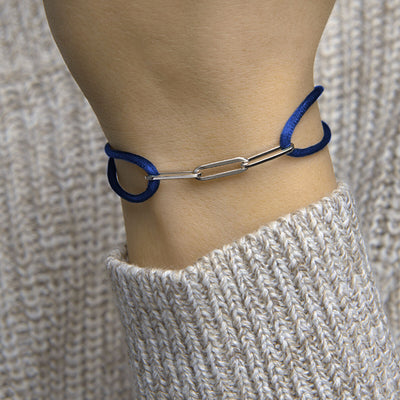 Basis | Donkerblauw gevlochten armband uitgevoerd met gerhodineerd 925 zilveren schakels met een breedte van 5mm
