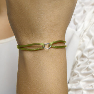 Basis | Mosgroen gevlochten armband uitgevoerd met een gerhodineerd 925 zilveren hartje