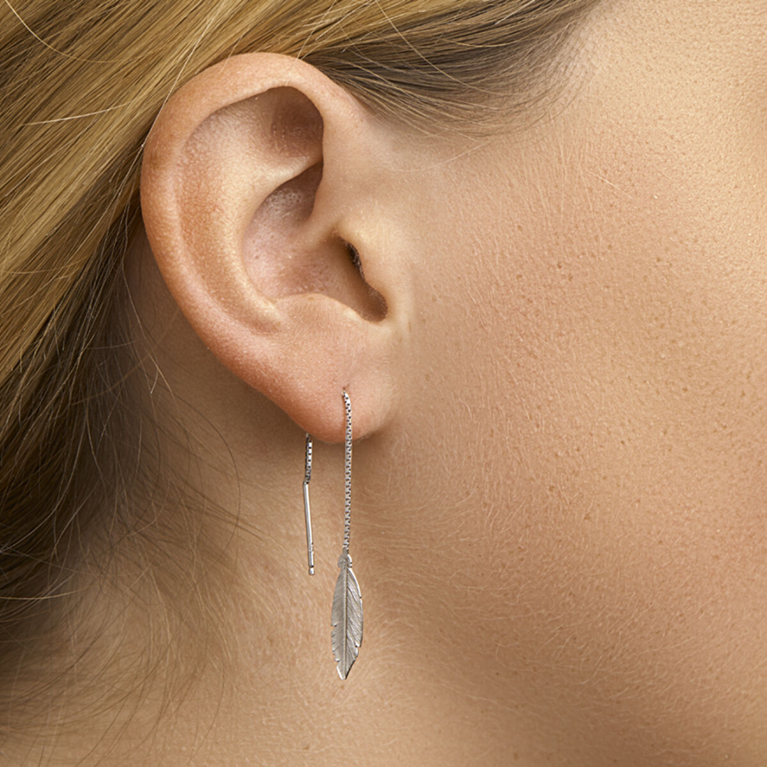 House of SIS  | Gerhodineerd zilveren doortrekoorbellen met een veer