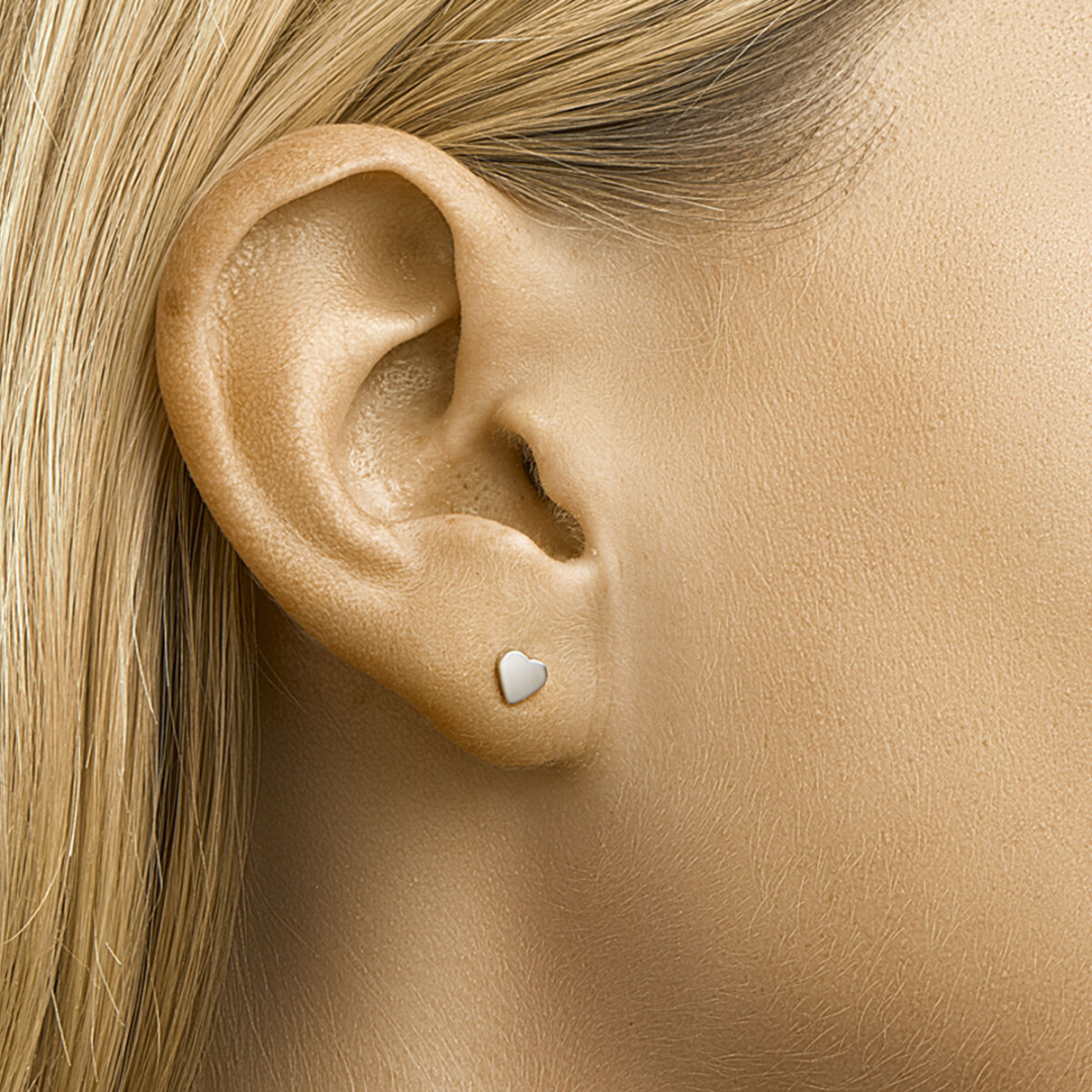 House of SIS | Gerhodineerd zilveren oorknoppen met een hart de afmeting van het hart is 4mm