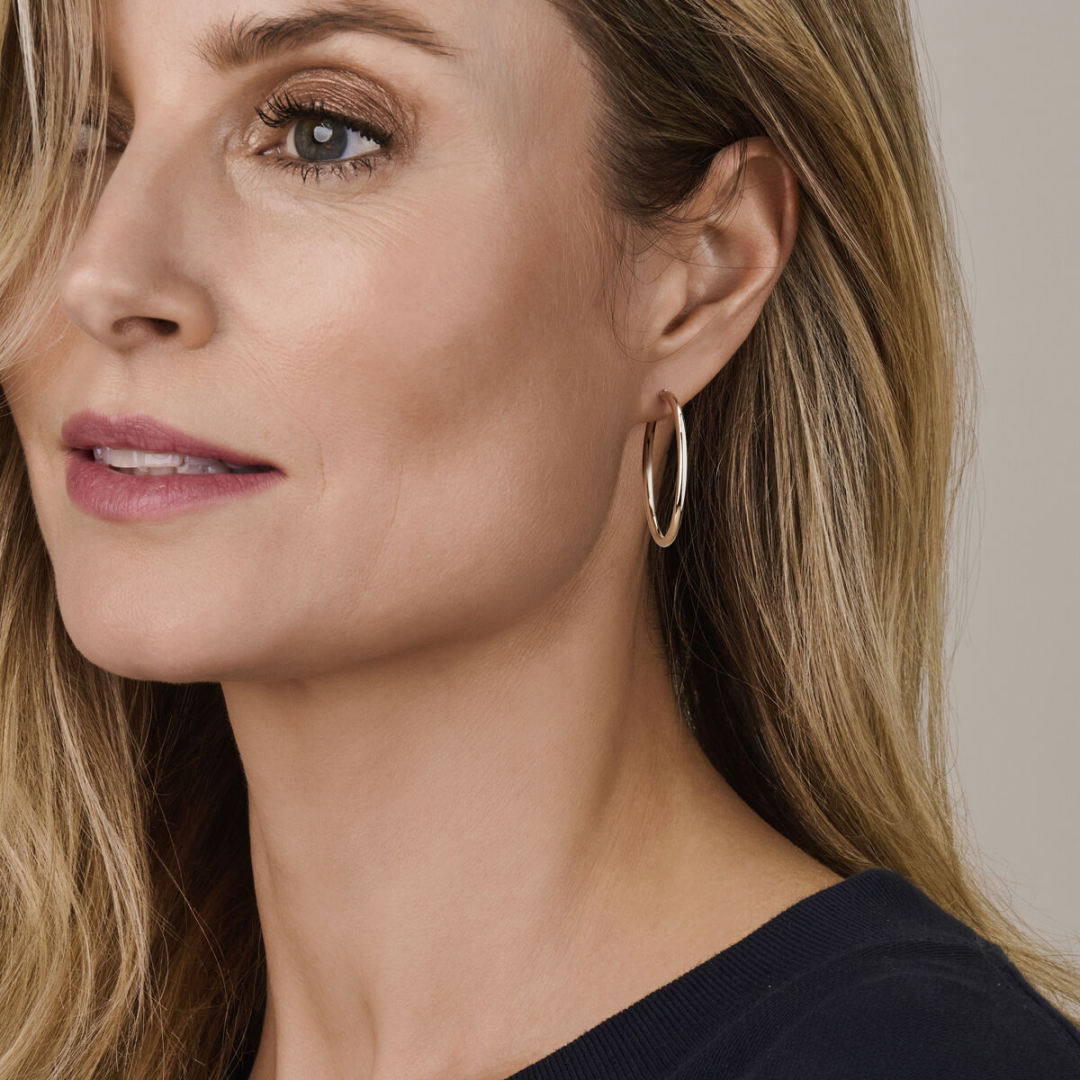 House of SIS | Gerhodineerd zilveren oorringen met een ronde buis en een hefboom-sluiting