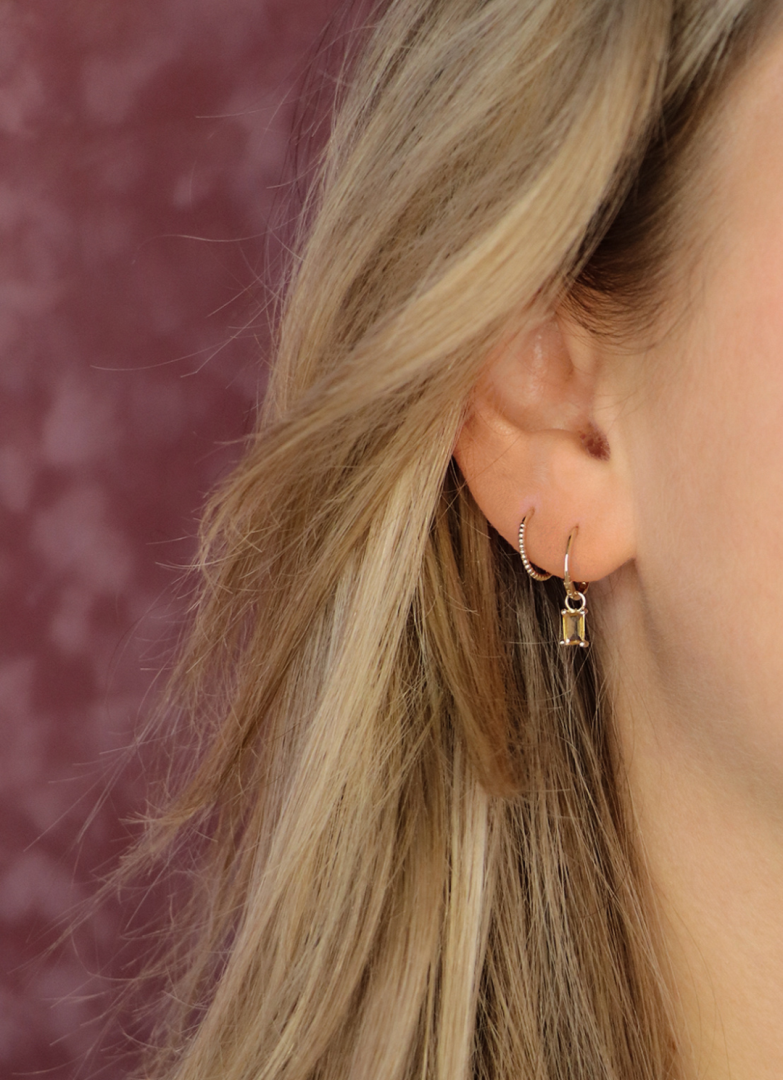 Jackie Gold | 14 karaat geelgouden oorring met daaraan een oorhanger met citrien (1 st.) | Medina Citrine