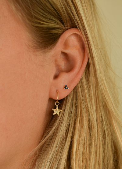 Jackie Gold | 14 karaat geelgouden oorstekers met 3 saffier steentjes | Triangle Sapphire Studs