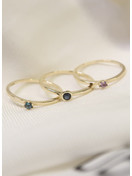 Jackie Gold | 14 karaat geelgouden ring met blauw saffier in gladde ronde zetkast | Sapphire