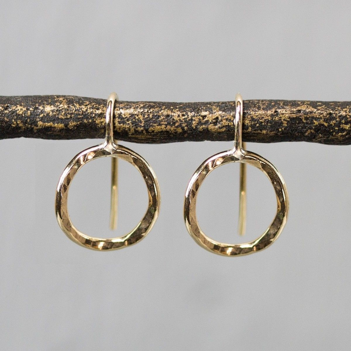 Jeh Jewels | Goldfilled oorhanger in de vorm van een open cirkel met hamerslag structuur