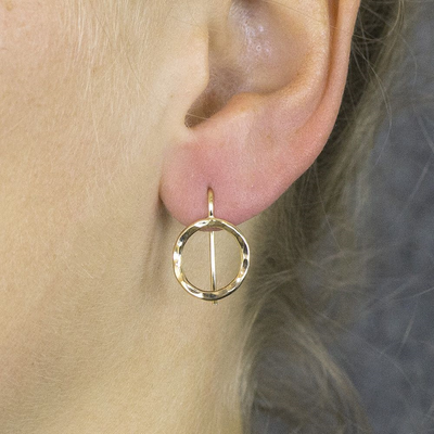 Jeh Jewels | Goldfilled oorhanger in de vorm van een open cirkel met hamerslag structuur