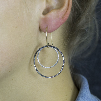 Jeh Jewels | Goldfilled oorhanger met 2 cirkels gemaakt van zilver en geoxideerd zilver