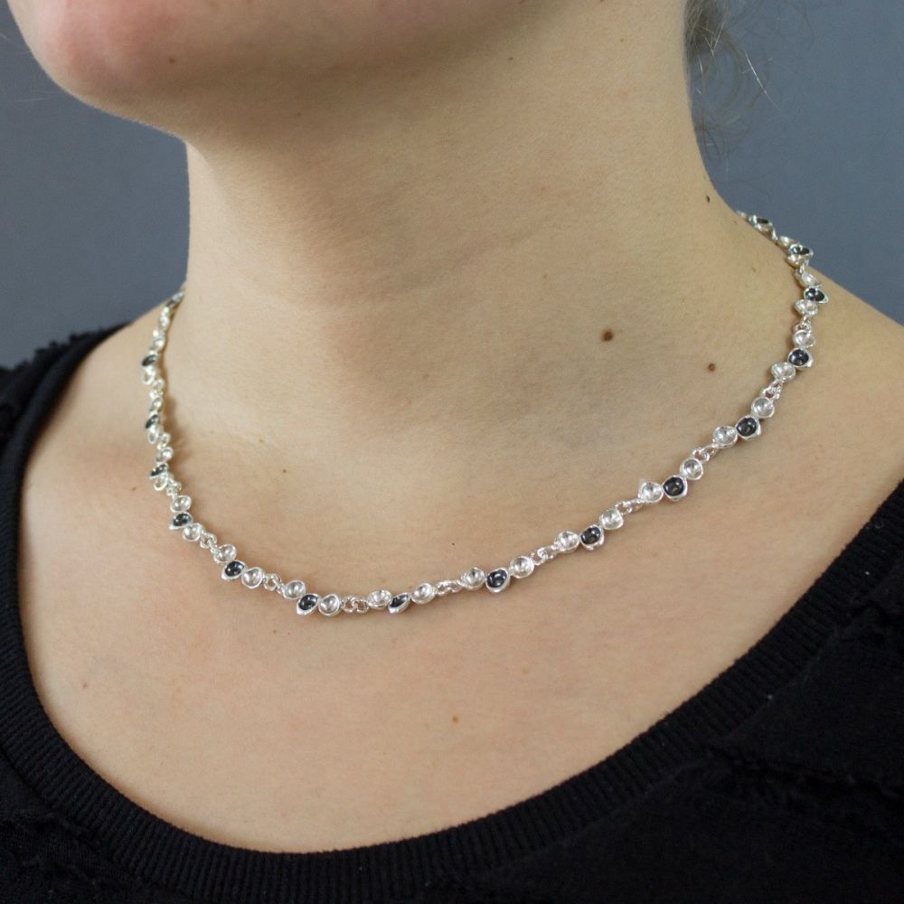 Jeh Jewels | Zilveren collier bestaande uit schakels met 3  holletjes, waarvan de middelste geoxideerd
