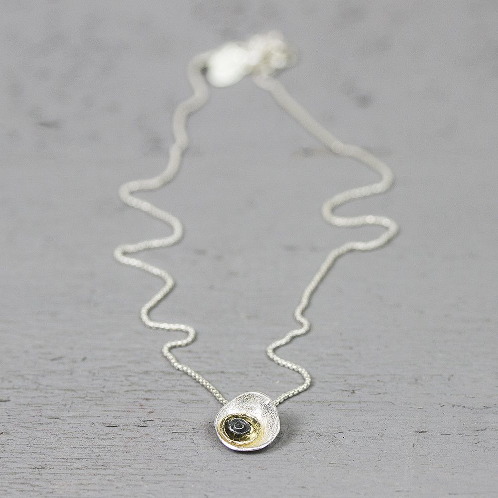 Jeh Jewels | Zilveren collier met daaraan een zilveren hanger met daarin een vergulde laag en een een geoxideerde roos