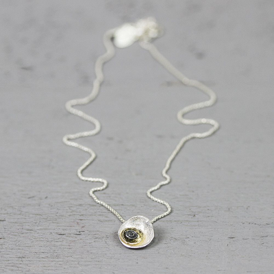 Jeh Jewels | Zilveren collier met daaraan een zilveren hanger met daarin een vergulde laag en een een geoxideerde roos