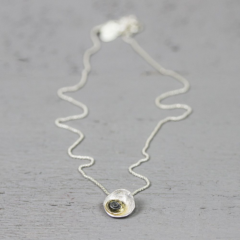 Jeh Jewels | Zilveren collier met daaraan een zilveren hanger met daarin een vergulde laag en een een geoxideerde roos