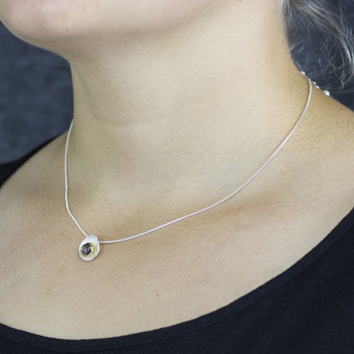 Jeh Jewels | Zilveren collier met daaraan een zilveren hanger met daarin een vergulde laag en een een geoxideerde roos