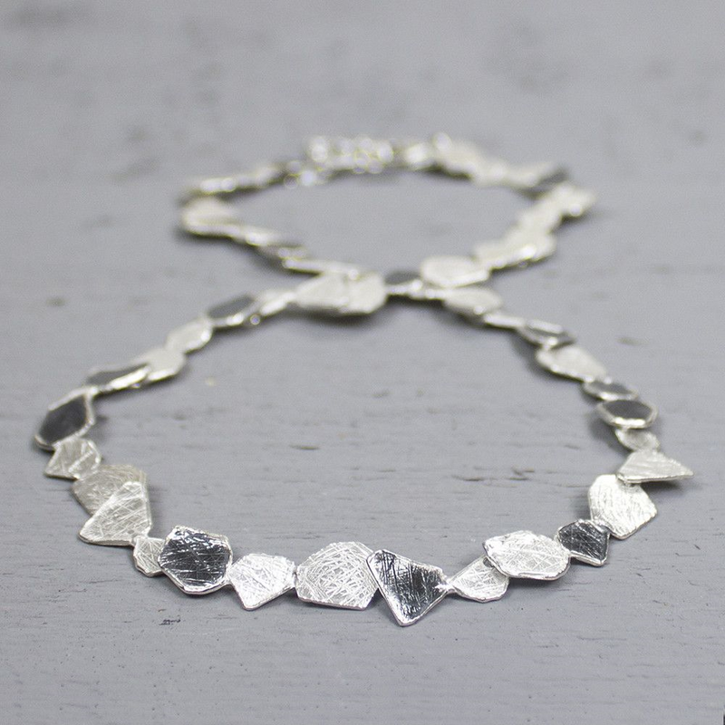 Jeh Jewels | Zilveren collier met onregelmatige hoekige plaatjes deels geoxideerd