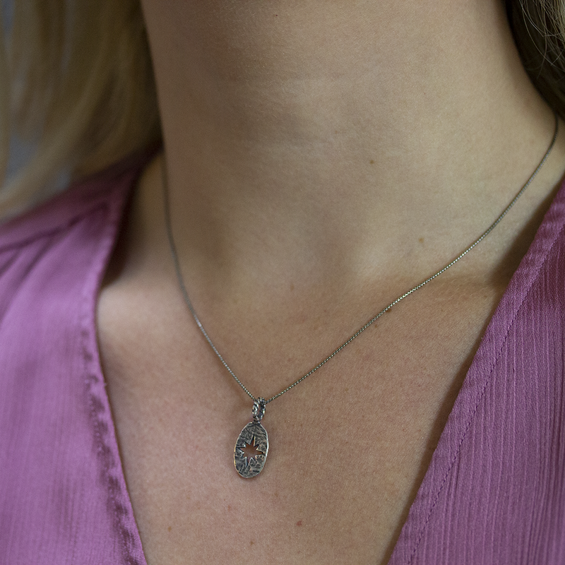 Jeh Jewels | Zilveren geoxideerd collier met ovalen hanger met opengewerkte ster