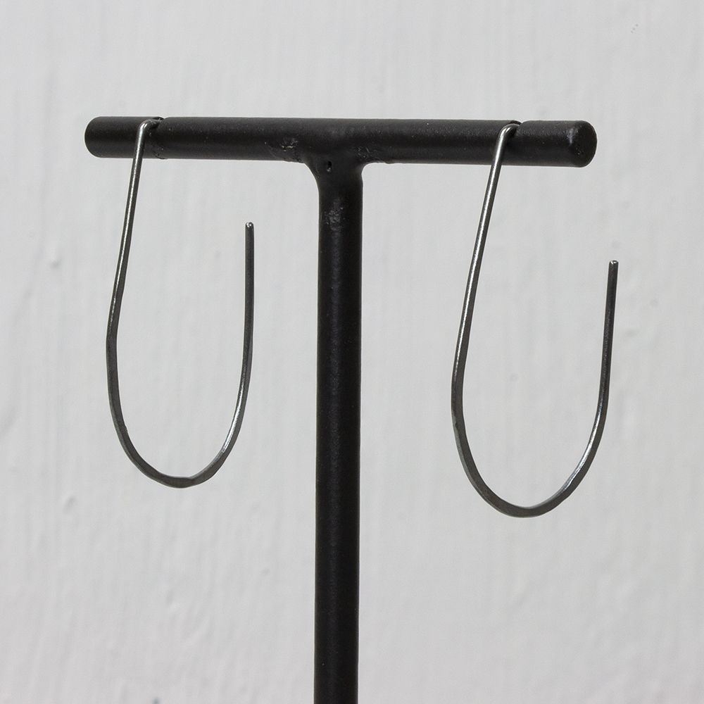 Jeh Jewels | Zilveren geoxideerde oorsteker in de vorm van een haak