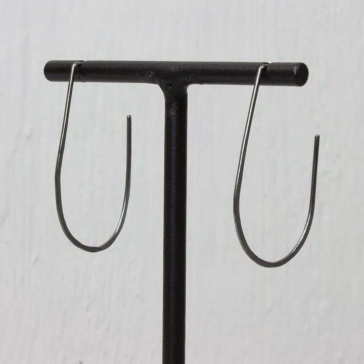 Jeh Jewels | Zilveren geoxideerde oorsteker in de vorm van een haak