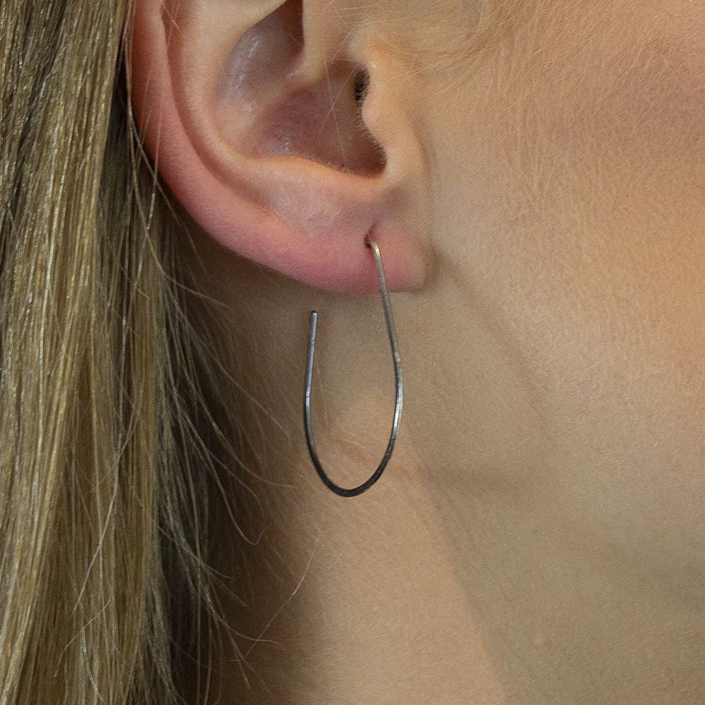 Jeh Jewels | Zilveren geoxideerde oorsteker in de vorm van een haak