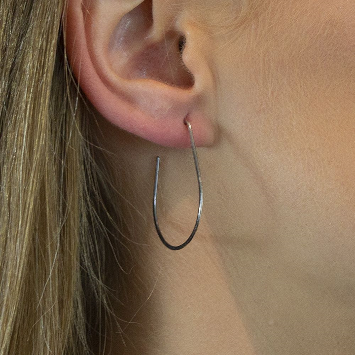 Jeh Jewels | Zilveren geoxideerde oorsteker in de vorm van een haak