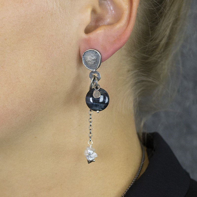 Jeh Jewels | Zilveren geoxideerde oorsteker met daaraan een tijgeroog, zoetwaterparel en kristal