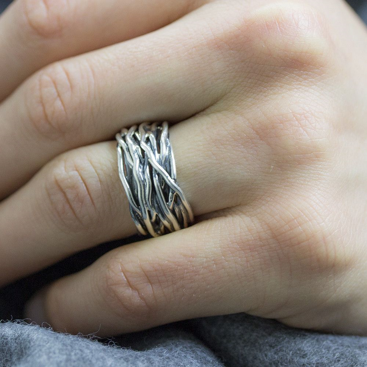 Jeh Jewels | Zilveren geoxideerde ring. Het rommelig gewikkelde draad geeft een stoere uitstraling