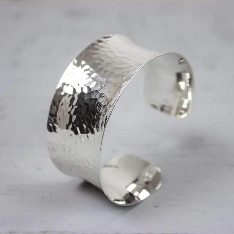 Jeh Jewels | Zilveren gepolijste klemarmband met hamerslag structuur