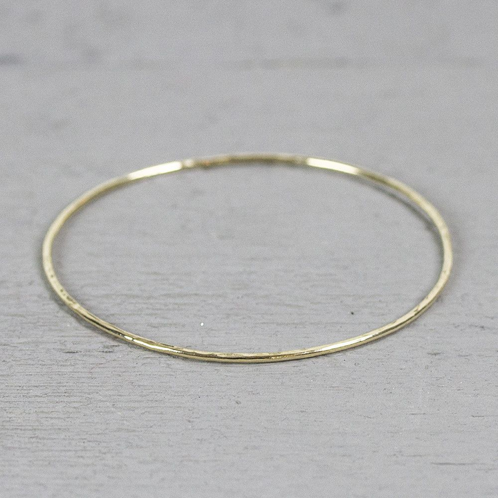 Jeh Jewels | Zilveren goldfilled rinkelarmband van ronde draad met hamerslag structuur dun